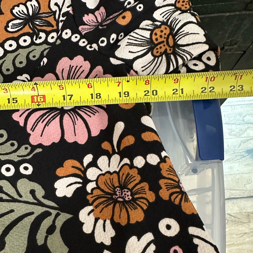 H&M 3/4 sleeve retro fall colors floral top black cropped size 12 - Picture 13 of 13